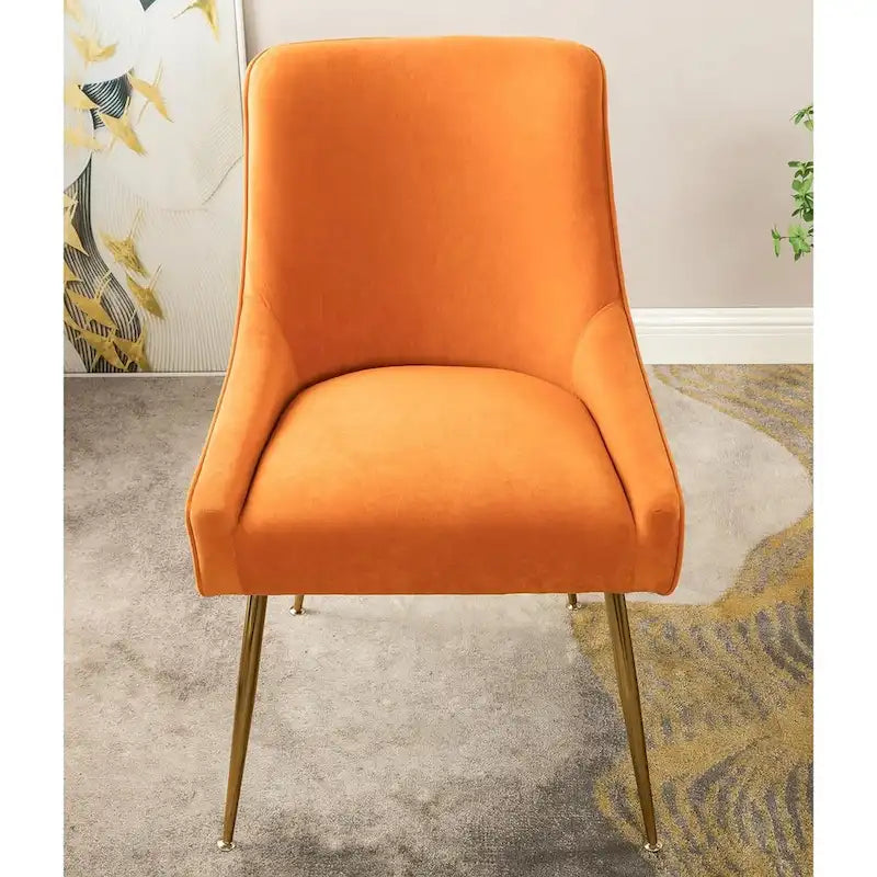 Sedia di lusso in velluto con elegante schienale a conchiglia, gambe in metallo dorato e rivestimento morbido per una seduta confortevole