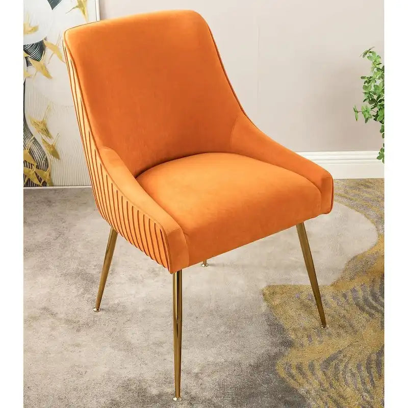 Sedia di lusso in velluto con elegante schienale a conchiglia, gambe in metallo dorato e rivestimento morbido per una seduta confortevole