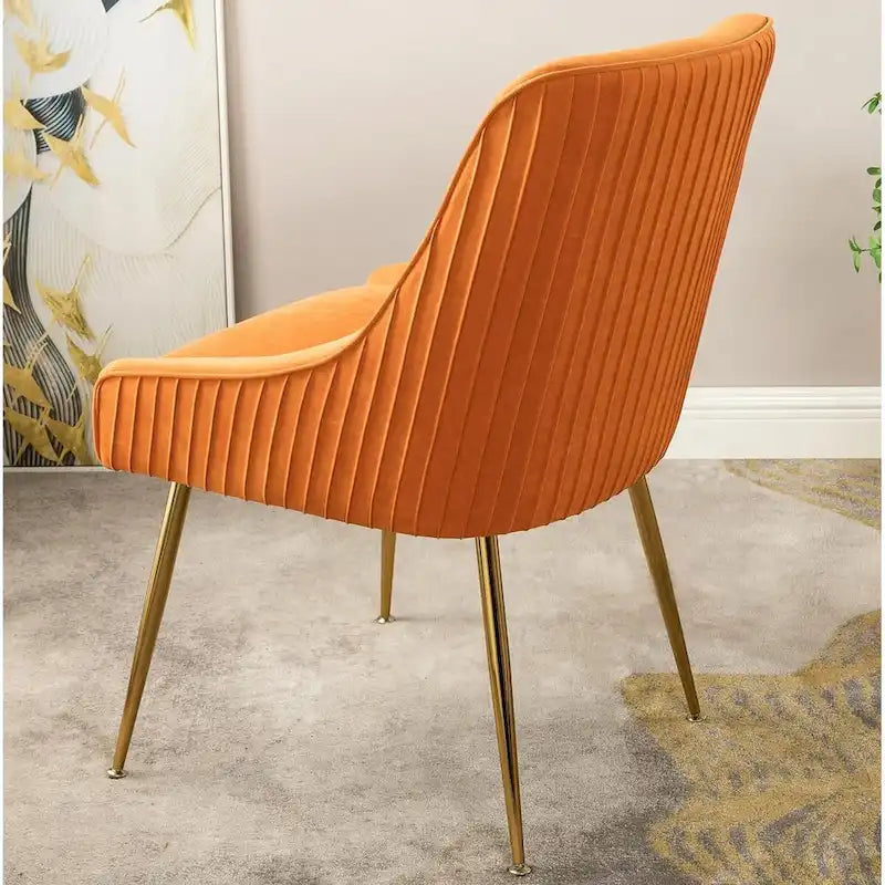 Sedia di lusso in velluto con elegante schienale a conchiglia, gambe in metallo dorato e rivestimento morbido per una seduta confortevole