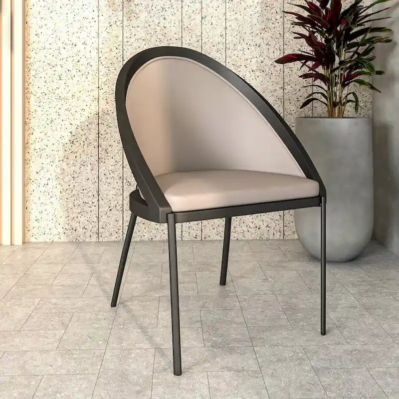Sedia da pranzo imbottita Urbane in similpelle con gambe in acciaio verniciato a polvere di LeisureMod