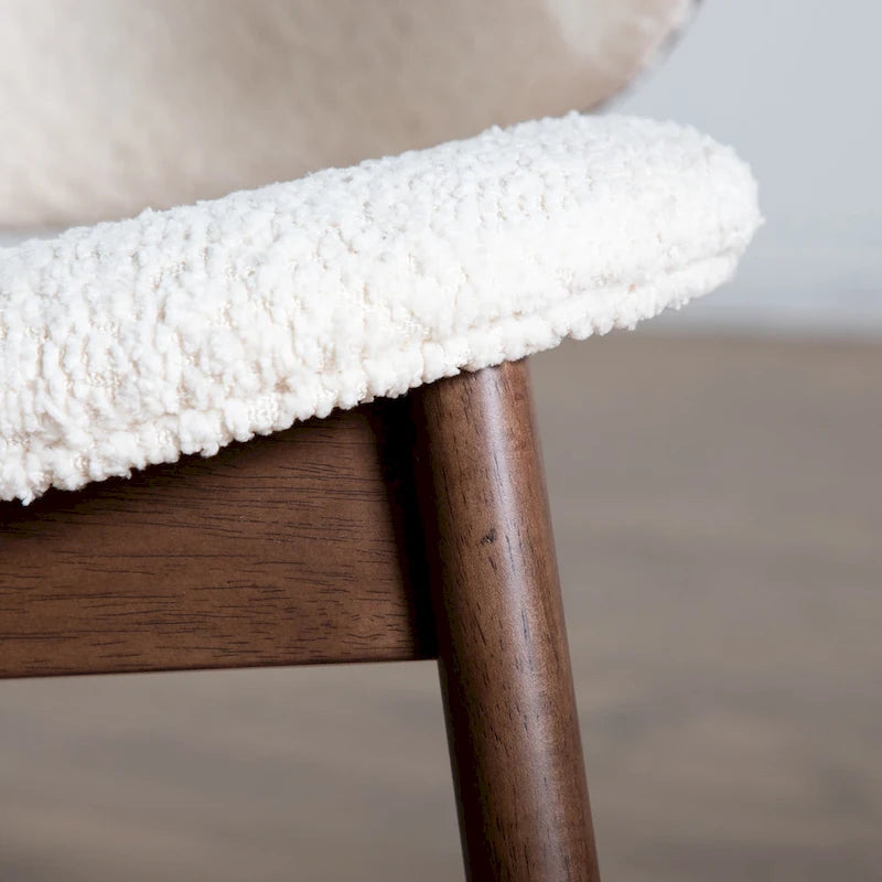 Set composto da sedia accent con schienale ad ala e tavolino Furniture of America Beck, due pezzi, in noce e bouclé, stile metà secolo