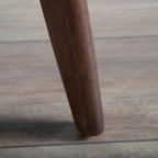 Set composto da sedia accent con schienale ad ala e tavolino Furniture of America Beck, due pezzi, in noce e bouclé, stile metà secolo