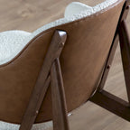 Set composto da sedia accent con schienale ad ala e tavolino Furniture of America Beck, due pezzi, in noce e bouclé, stile metà secolo