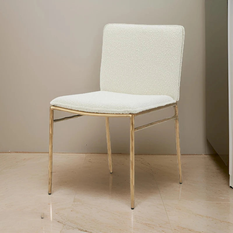 Sedia da pranzo Cid Abby da 19 pollici, bianco sporco, gambe con finitura in ottone dorato