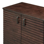 Credenza grande con ripiani regolabili e maniglie in metallo