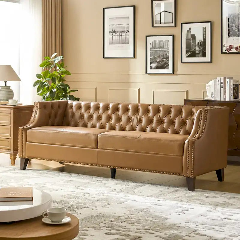 Divano con design trapuntato in vera pelle Eugne Transitional con gambe in legno massello di HULALA HOME