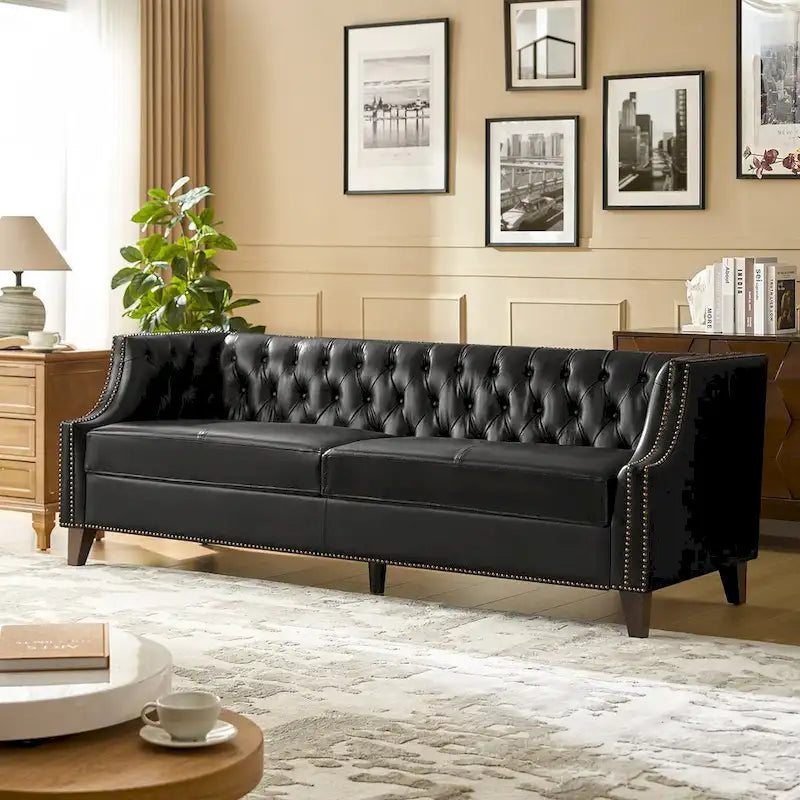 Divano con design trapuntato in vera pelle Eugne Transitional con gambe in legno massello di HULALA HOME