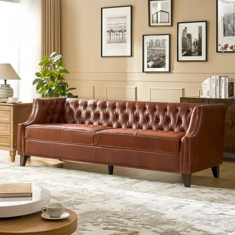 Divano con design trapuntato in vera pelle Eugne Transitional con gambe in legno massello di HULALA HOME