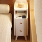 Comodino stretto in legno bianco a 2 ripiani