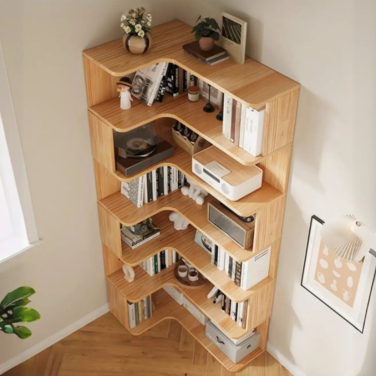 Libreria verticale angolare in legno con schienale aperto e finitura naturale