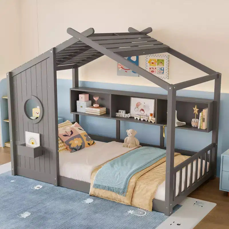 Letto a pavimento con ripiani portaoggetti integrati e tetto a doghe