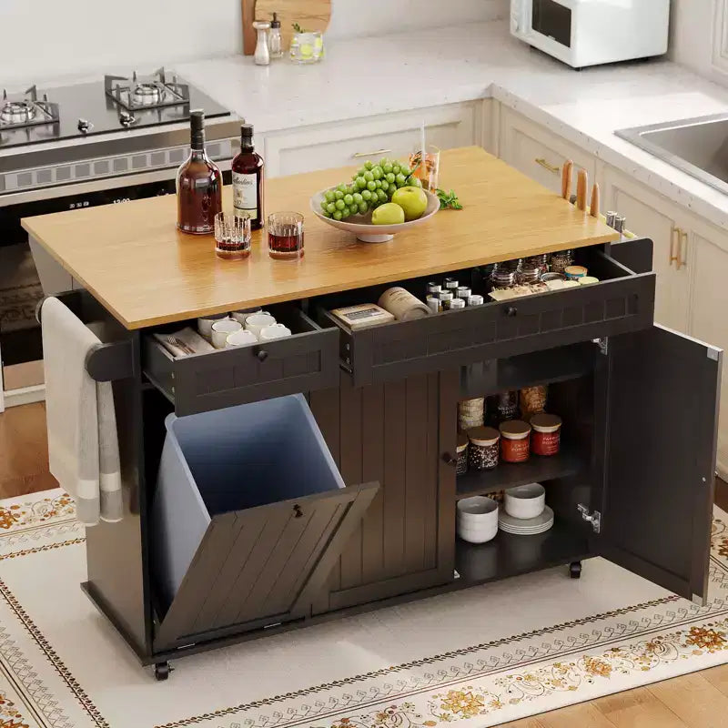 Tavolo da cucina mobile con isola da 55" con presa di corrente e anta a ribalta, carrello da cucina con isola su ruote e armadietto per pattumiera per la cucina