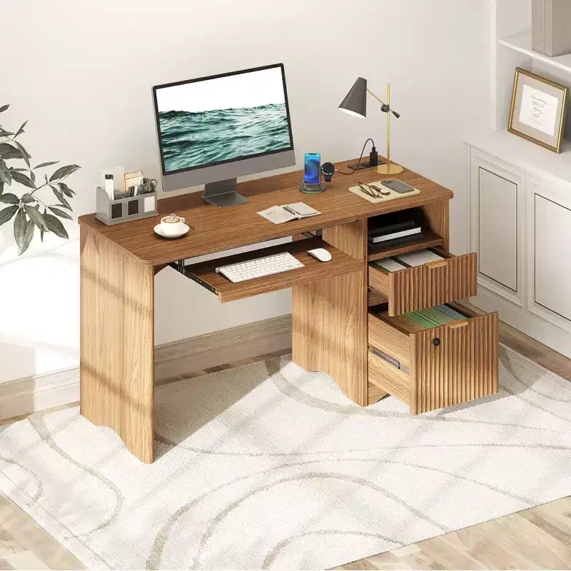 Scrivania Smart Bestier 55 per computer, scrivania da scrittura in rovere con cassetti portadocumenti e presa di corrente, scrivania direzionale con vani a giorno e vassoio per tastiera