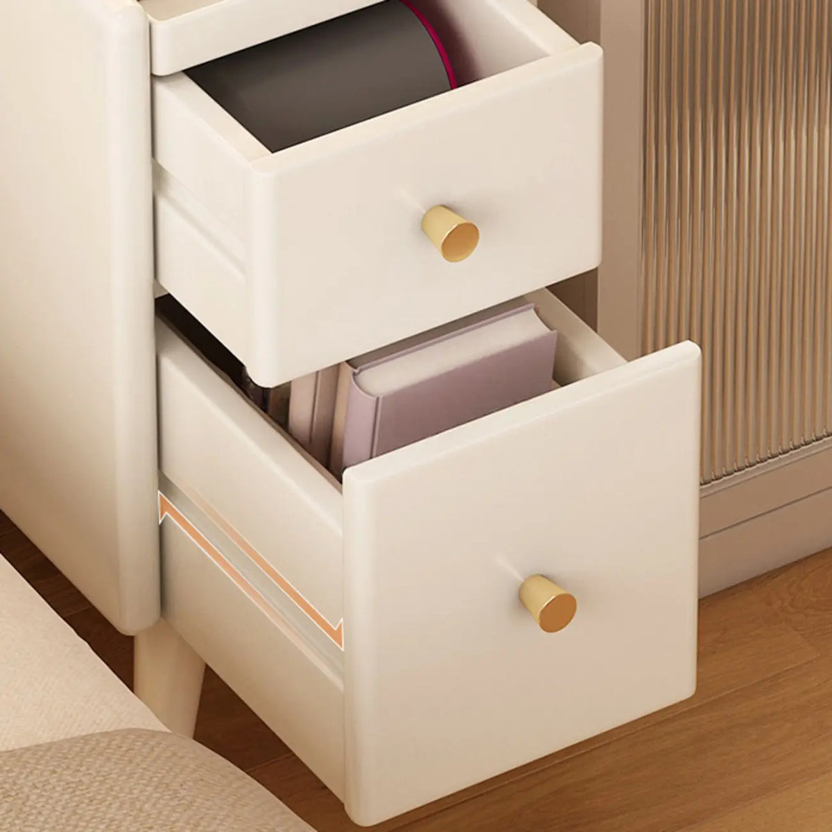 Comodino stretto in legno bianco a 2 ripiani