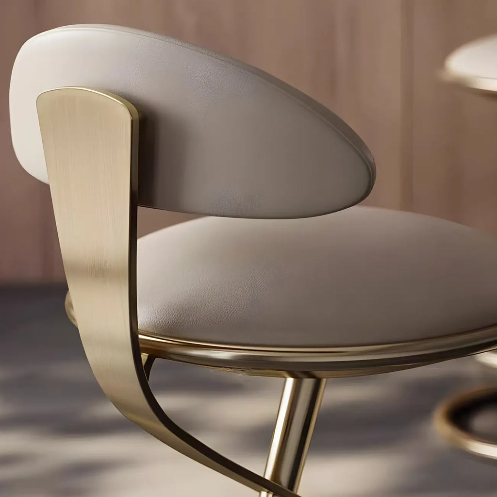 Sgabello da bar in lussuosa pelle beige con elegante struttura in metallo dorato