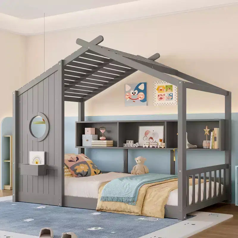 Letto a pavimento con ripiani portaoggetti integrati e tetto a doghe