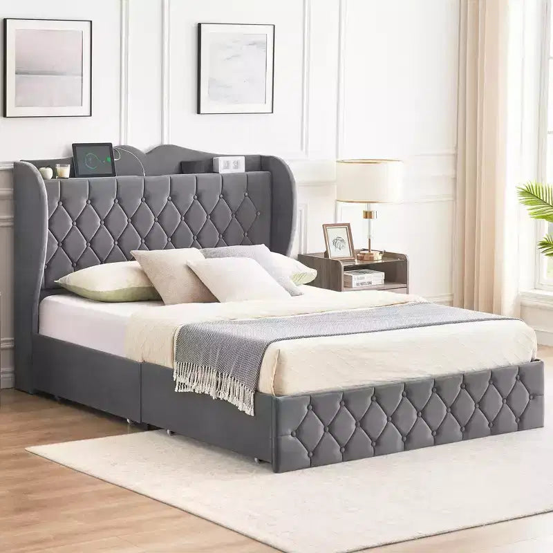 Letto con base imbottita, 4 cassetti contenitore e stazione di ricarica, testiera alta, rivestimento in velluto trapuntato a bottoni e mensola contenitore