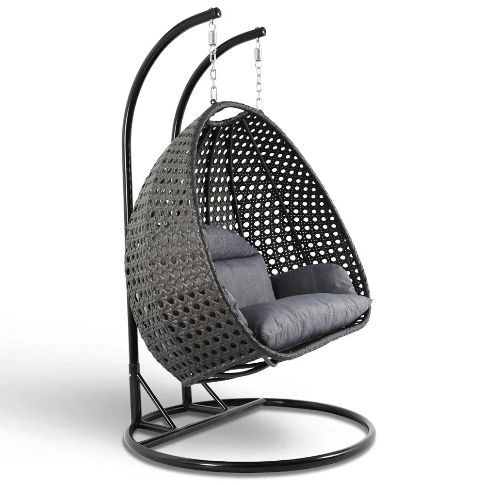 LeisureMod Sedia a Uovo Sospesa per 2 Persone con Supporto - Dondolo Pensile per Esterni/Interni in Rattan Intrecciato con Cuscini
