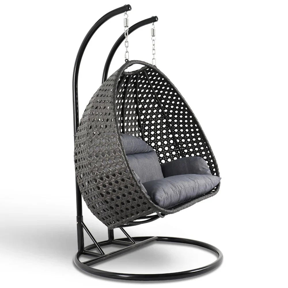 LeisureMod Sedia a Uovo Sospesa per 2 Persone con Supporto - Dondolo Pensile per Esterni/Interni in Rattan Intrecciato con Cuscini