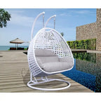 LeisureMod Sedia a Uovo Sospesa per 2 Persone con Supporto - Dondolo Pensile per Esterni/Interni in Rattan Intrecciato con Cuscini
