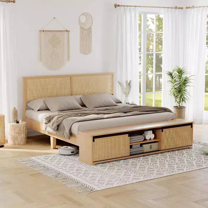 Struttura Letto Boho Farmhouse in Rattan Naturale, Testiera con Luci LED e Cassettiere a Scomparsa, Gambe di Supporto in Legno Massello.