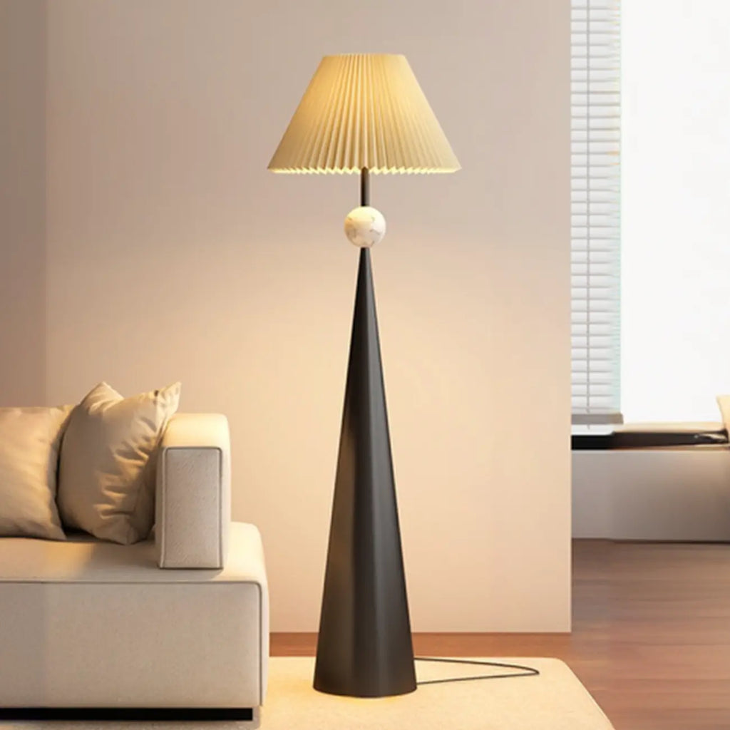 Lampada da terra contemporanea in metallo affusolato con paralume in tessuto