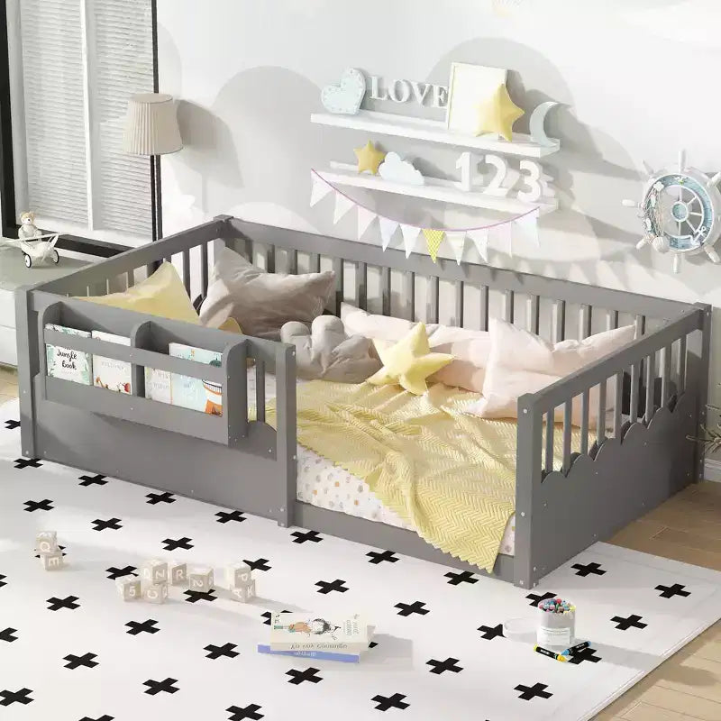 Letto a terra per bambini Bellemave con recinzione rialzata e libreria, struttura letto matrimoniale in legno Montessori per bambine e bambini