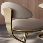 Sgabello da bar in lussuosa pelle beige con elegante struttura in metallo dorato