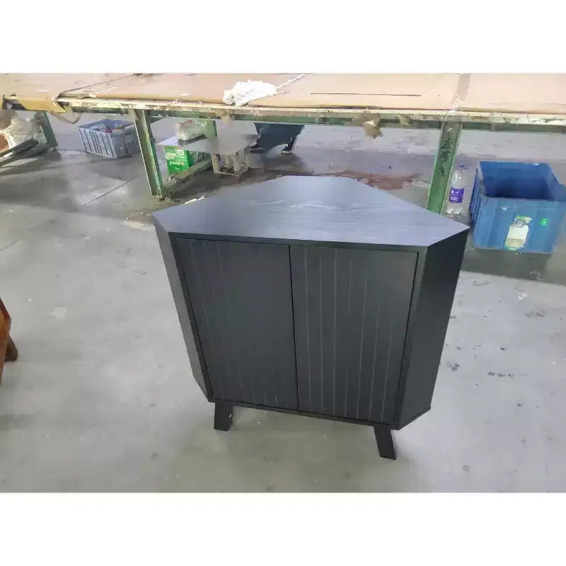 Angolo Armadio ad Angolo con Ripiano Regolabile, Tavolo ad Angolo Industriale a 3 Livelli con Ante, Tavolino Triangolare per Soggiorno, Cucina