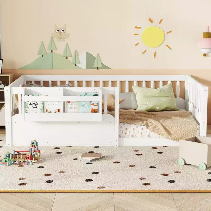 Letto a terra per bambini Bellemave con recinzione rialzata e libreria, struttura letto matrimoniale in legno Montessori per bambine e bambini