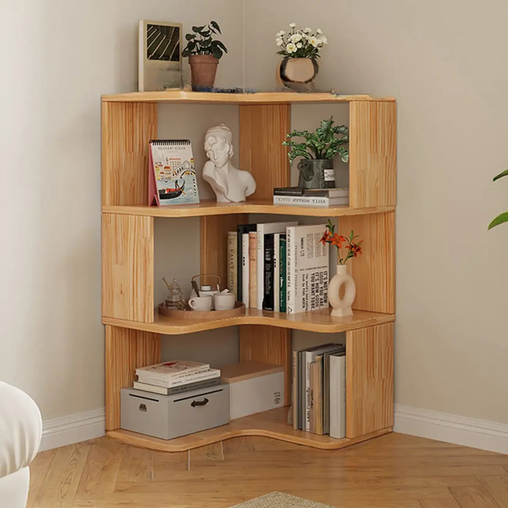 Libreria verticale angolare in legno con schienale aperto e finitura naturale