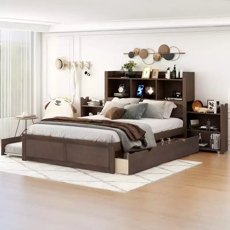 Letto matrimoniale con contenitore, rotelle estraibili, testiera libreria e stazione di ricarica, struttura letto in legno matrimoniale con mensole e cassetti
