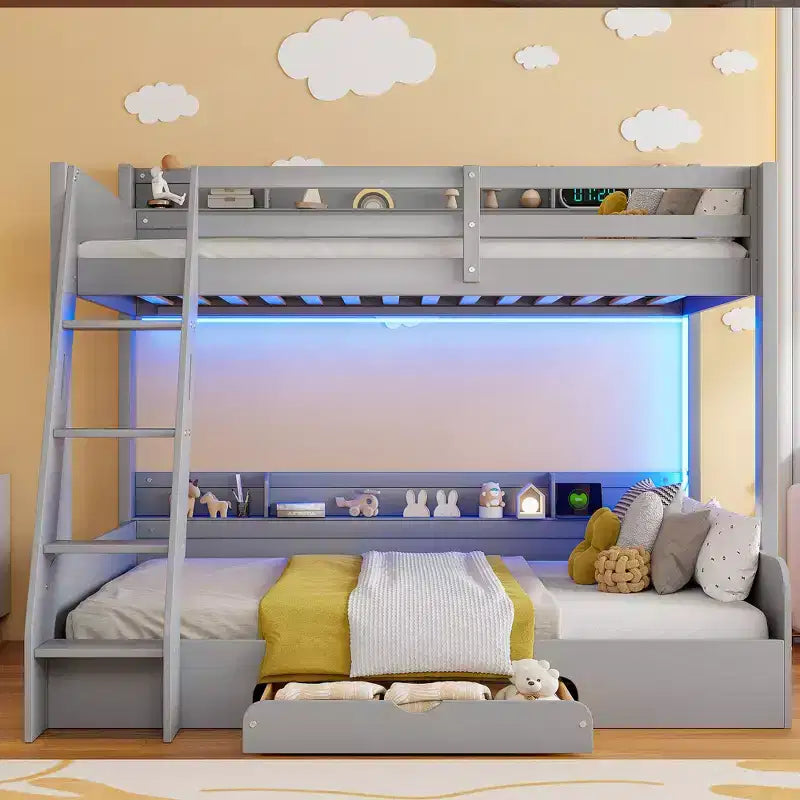Letto a Castello con Letto Matrimoniale a Una Piazza e Mezza, con Contenitore, Luci a LED e Stazione di Ricarica, Letto a Castello in Legno con Scaffali Laterali per Bambini e Ragazzi