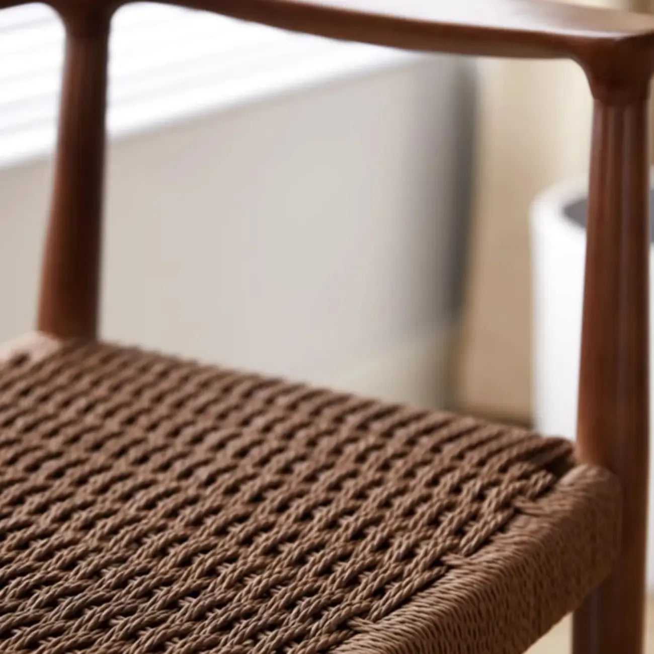 Sedia da pranzo scandinava con braccioli, seduta intrecciata in legno curvo