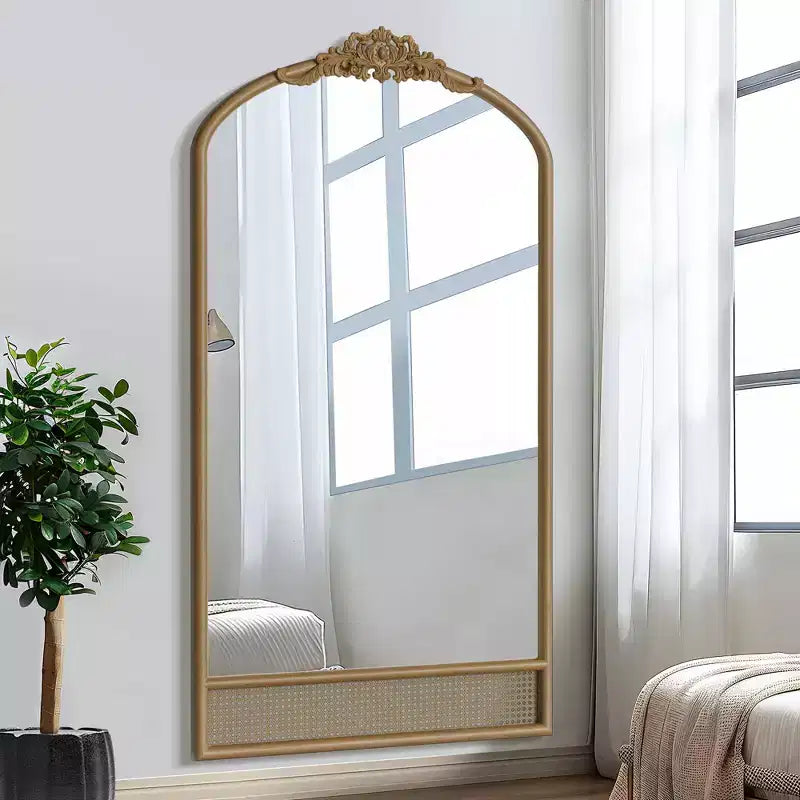 Specchio da parete marrone con cornice in legno ad arco intagliata classica e base in rattan, 37 pollici L x 71 pollici A