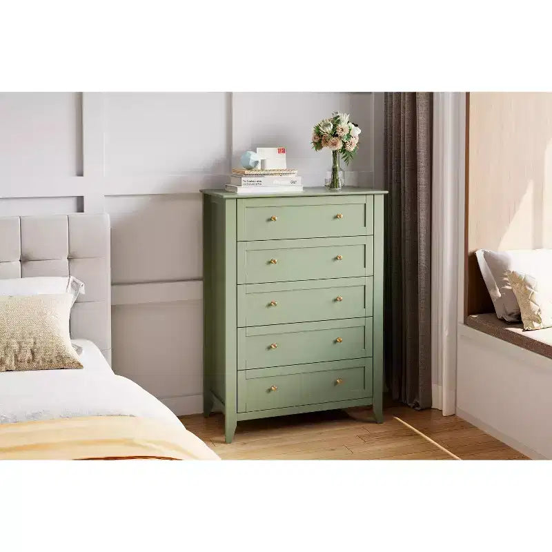 Comò a 5 cassetti alto 108 cm per camera da letto, mobile contenitore in legno con cassetti profondi 30 cm e pomelli in metallo dorato, ideale per ingresso o corridoio