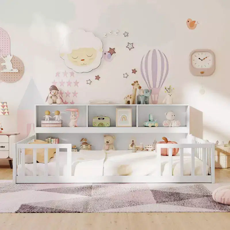 Letto a terra Montessori per materasso singolo/una piazza e mezza con libreria, ripiani e sponde di sicurezza bianco/grigio