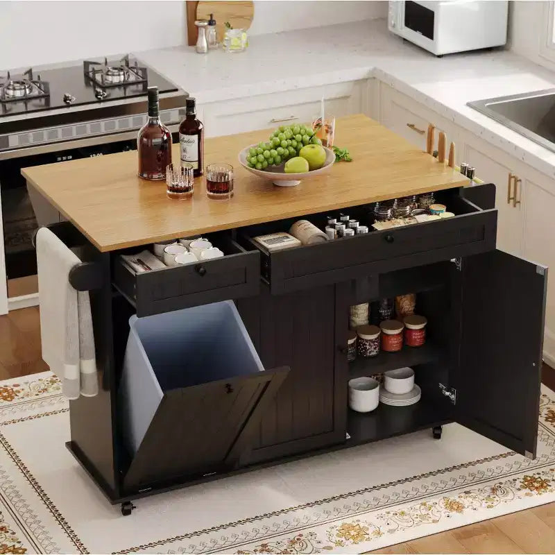 Tavolo da cucina mobile con isola da 55" con presa di corrente e anta a ribalta, carrello da cucina con isola su ruote e armadietto per pattumiera per la cucina