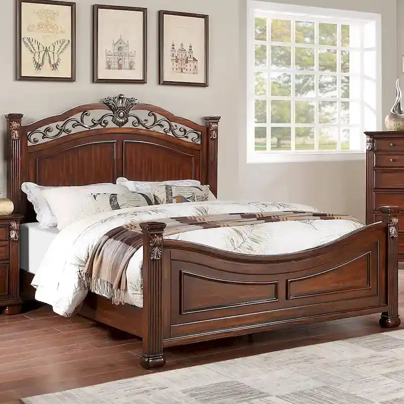 Letto in legno con testiera intagliata in ciliegio scuro