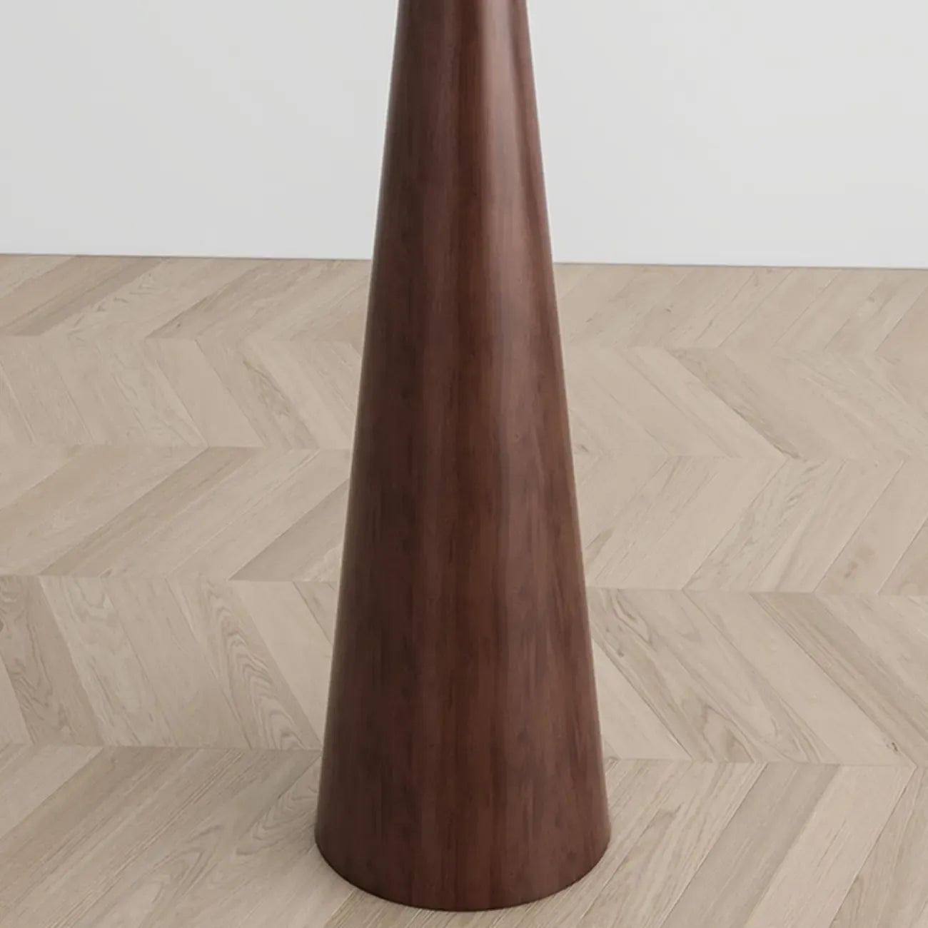 Lampada da terra contemporanea in metallo affusolato con paralume in tessuto